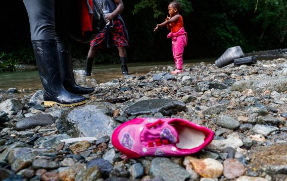 Lo que más les preocupa a las autoridades colombo-panameña es que hay abandono de pequeños que caminan esa selva como pueden. Foto: Manuel Saldarriaga Quintero