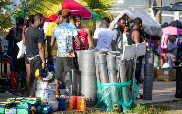 Antes de salir hacia el Tapón del Darién, los migrantes se surten de comida, agua, carpas y colchonetas que consiguen en las playas de Necoclí. FOTO Manuel Saldarriaga, enviado especial a necoclí 