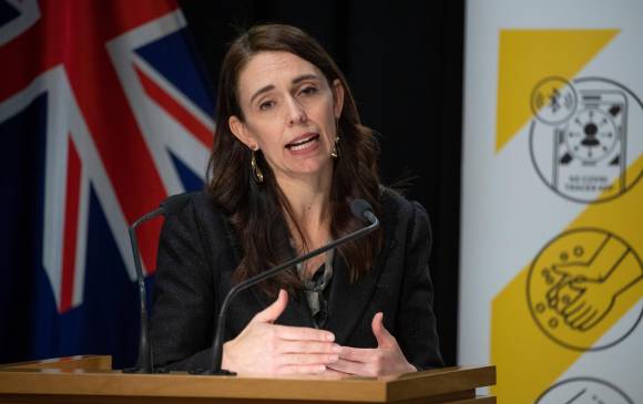 Jacinda Ardern, primer ministra de Nueva Zelanda indicó que hay, al menos, 10 casos de la variante delta en el país. FOTO EFE