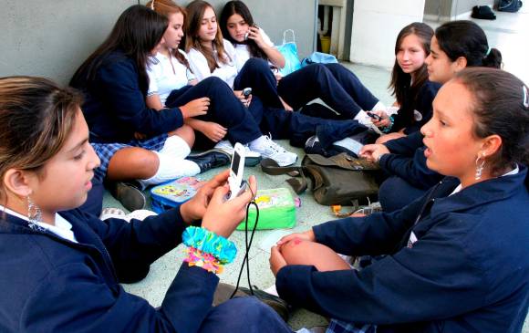En salones, pasillos y patios de recreo la presencia de los dispositivos móviles es una realidad evidente. Esto podría cambiar con la ley Entornos seguros de aprendizaje. FOTO Jaime pérez 