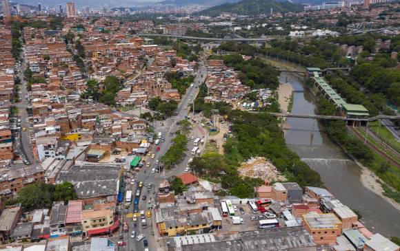 La idea es darles una nueva vida a las riberas del norte de la ciudad. Hoy se encuentran deforestadas y ocupadas. Por eso, para la obra se tienen que comprar predios y reforestar con árboles nativos de la región. FOTO manuel saldarriaga y cortesía