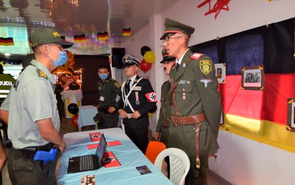 Policías colombianos luciendo prendas de uniformados de la Alemania Nazi. FOTO POLICÍA NACIONAL