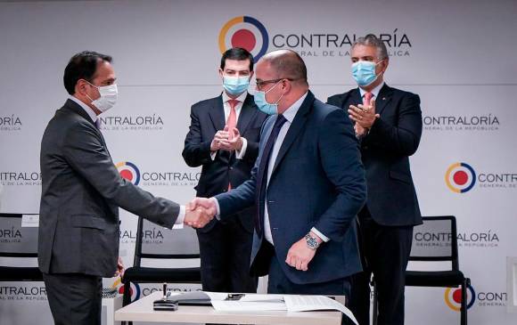 El momento en que el gerente de EPM, Jorge Andrés Carrillo, y el CEO de Seguros Mapfre en Colombia, Pablo Andrés Jacson, suscriben el contrato de transacción de pago del siniestro del proyecto Hidroituango. FOTO: CORTESÍA.