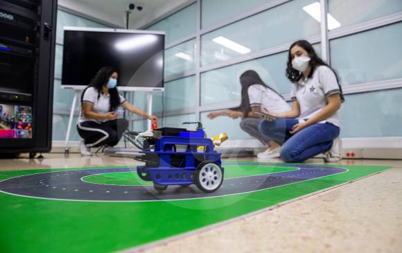 Los robots funcionan con inteligencia artificial y con ellos los aprendices podrán desarrollar más adelante sistemas de conducción autónoma como vehículos inteligentes. FOTO Esteban Vanegas