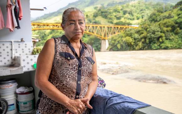 Amalia Múnera volvió a su casa en noviembre de 2020. Aunque no se cambia por nadie tras el retorno, la posibilidad de una nueva emergencia la mantiene expectante. Espera que Hidroituango no implique más riesgos para su comunidad. FOTOS CARLOS VELÁSQUEZ