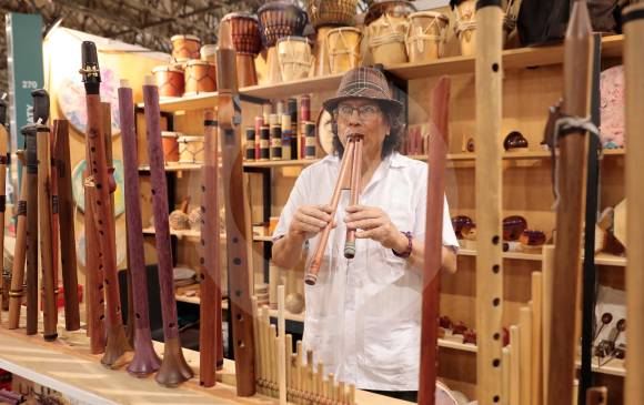 Óscar Molina ha estado presente en 12 ediciones de Expoartesano. Lleva 40 años fabricando instrumentos musicales y tiene un inventario de más de 100. FOTO Carlos Velásquez