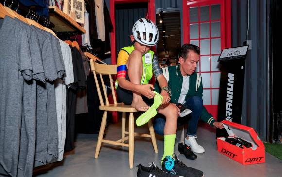 “Pensé que me iban a llevar a una emisora de Rionegro para dar una entrevista”, fue lo primero que dijo Ángel cuando se reencontró con Urán. Foto Jaime Pérez