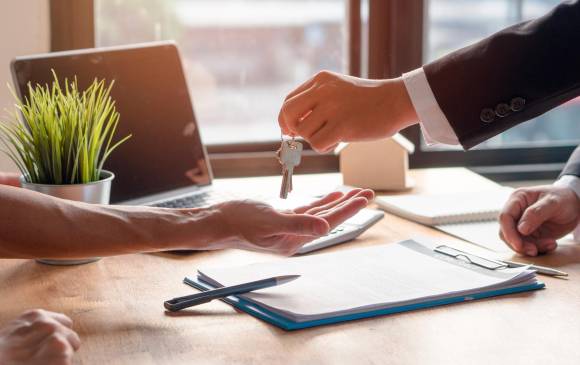 Analizar las diferentes alternativas y saber lo que se está firmando, entre las recomendaciones de los expertos. Foto: Stock