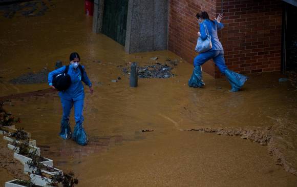 Lodo en el Centro Comercial El Tesoro. Además, los parqueaderos resultaron anegados. Foto JULIO CÉSAR HERRERA