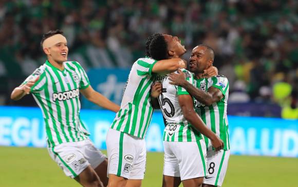 Festejo del primer tanto verde en el Atanasio. FOTO Jaime Pérez