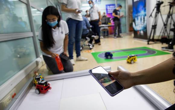Los robots funcionan con inteligencia artificial y con ellos los aprendices podrán desarrollar más adelante sistemas de conducción autónoma como vehículos inteligentes. FOTO Esteban Vanegas