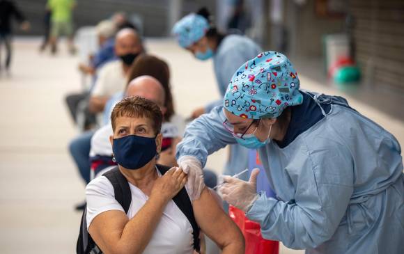 En la actualidad, la aplicación de dosis de refuerzo contra el coronavirus solo está habilitada para los mayores de 70 años y las personas con inmunosupresión. FOTO Archivo