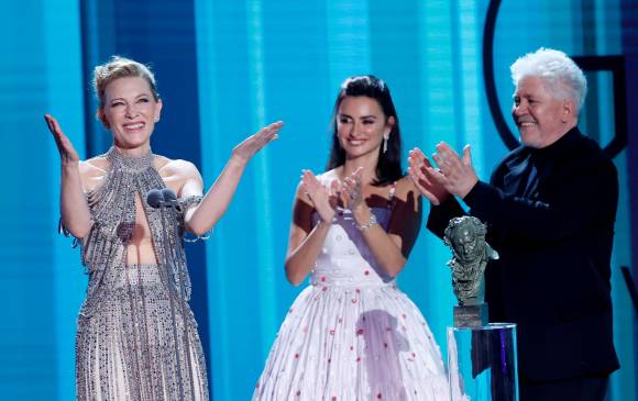 Perdo Almodóvar y Penélope Cruz le entregaron a Cate Blanchett el Goya Internacional. FOTO EFE