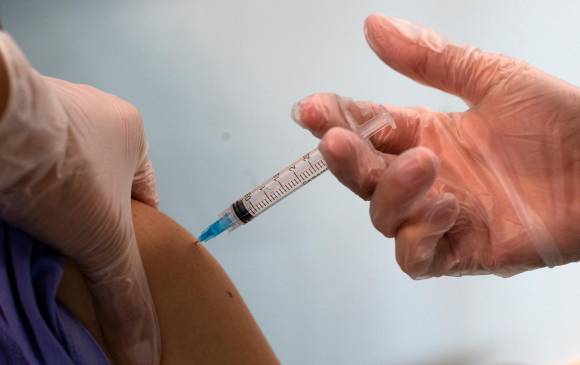 Según ordenó el Ministerio de Salud, las personas que tienen entre 18 y 60 años, no sufren enfermedades y ya tuvieron covid, solo recibirán una dosis de la vacuna de Pfizer. FOTO AFP 