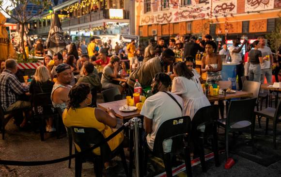 Cada país debe tomar decisiones frente al covid según su contexto particular. En Sudáfrica van así: los nuevos contagios ya se mantienen constantes, pero va en aumento la tasa de letalidad. FOTO GETTY.