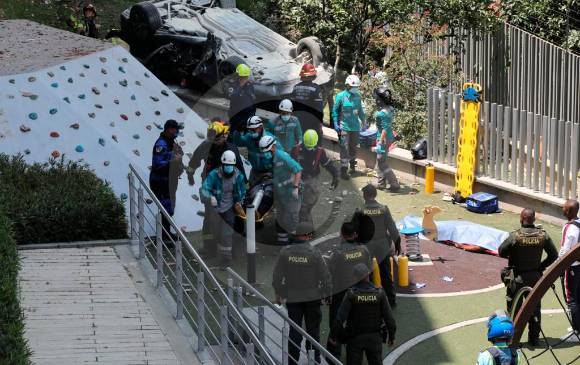 Cayó camioneta desde quinto piso en El Poblado