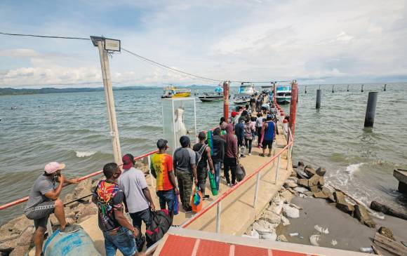 850 personas logran tomar una embarcación hacia Capurganá cada día. 10.000 migrantes esperan turno.