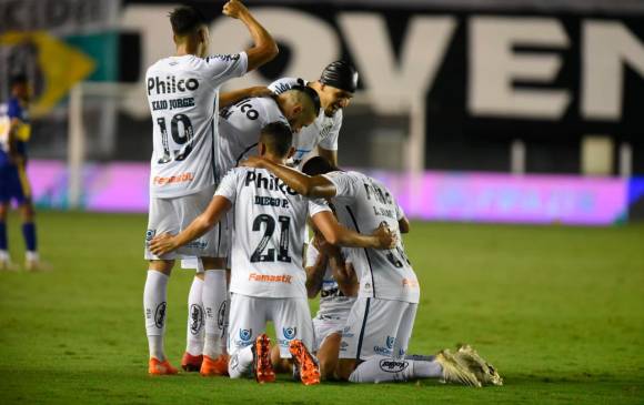 Los jugadores de Santos celebran tras la victoria 3-0 ante Boca Juniors, que los clasifica a la final de la Copa Libertadores. FOTO TOMADA TWITTER @SANTOS FC