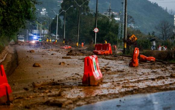 La Avenida Las Palmas presentó cierre total en la noche debido a los múltiples deslizamientos. FOTO Julio César Herrera