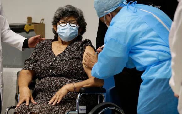 Según la información, en 78 puntos de vacunación en todo Medellín y sus corregimientos se había habilitado la vacunación sin cita para mayores de 70 años. Foto Efe