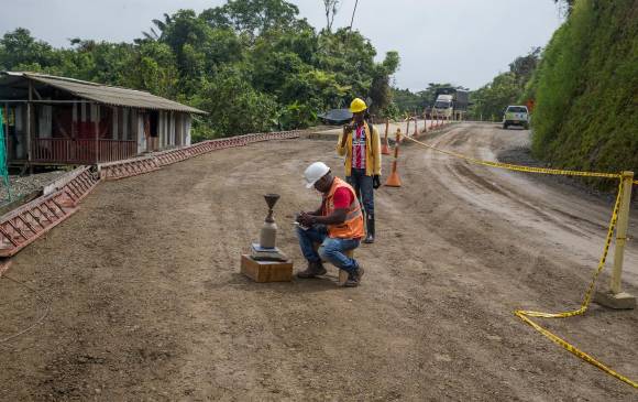 La vía Medellín-Quibdó, que lleva cerca de 15 años en obra, recibirá recursos para los 13 kilómetros que le faltan por pavimentar. Se espera que en agosto de 2022 esté lista. FOTO esteban vanegas