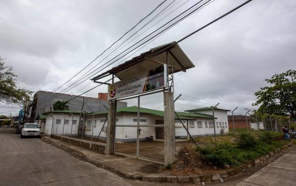 1. Las calles de Belén de Bajirá permanecen sin pavimentar. 2. Para algunos, en el puente Caño Seco se encuentran los límites entre Antioquia y Chocó. 3. La iglesia está en plena reconstrucción. 4. El centro de salud fue sellado por Chocó. FOTOS Andrés Camilo Suárez