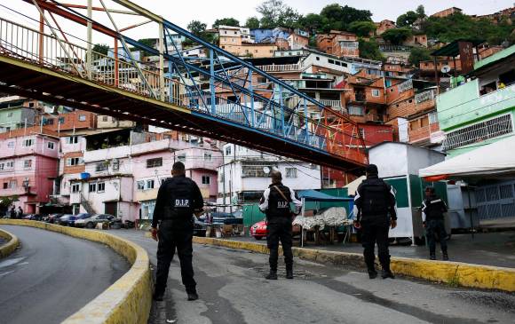 Alias “El Koki” lideraba con impunidad la criminalidad en este barrio de Caracas, hasta que el pasado 7 de julio tiroteó instalaciones de la policía política del Gobierno de Nicolás Maduro, la Sebin. Un gigantesco operativo militar lo persigue ahora. FOTO Getty