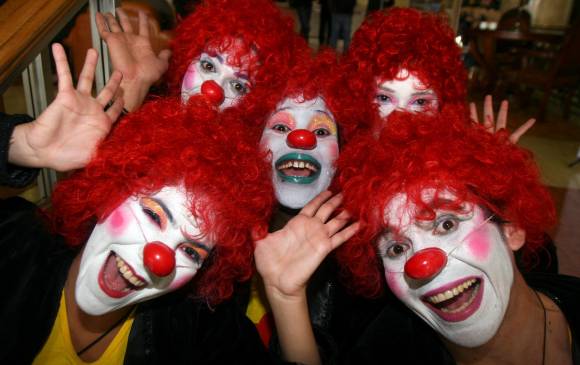 La cabellera de rizos rojos y la enorme sonrisa son ya rasgos asociados a la primera dama del teatro colombiano, Fanny Mikey. Foto: Colprensa.