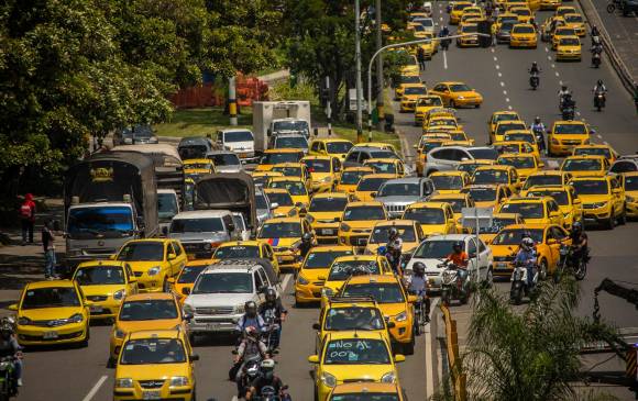 En el Valle de Aburrá transitan unos 27.000 taxis diariamente. Su principal competencia, según el gerente de Tax Individual, Fabián Quintero, está en el transporte informal. FOTO carlos velásquez