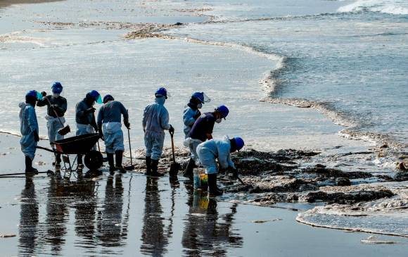 Para atender el derrame de petróleo en la costa pacífica peruana, las autoridades dispusieron de varias delegaciones que están atendiendo a los animales y personas afectadas. Gobierno nacional calificó la situación como un desastre ecológico histórico. FOTO EFE