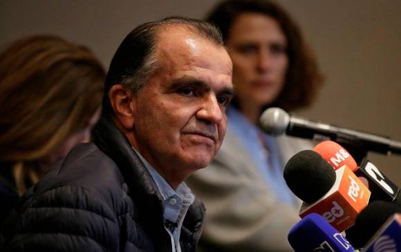 El exviceministro se retira con su fórmula vicepresidencial Alicia Eugenia Silva. FOTO COLPRENSA/Camila Díaz