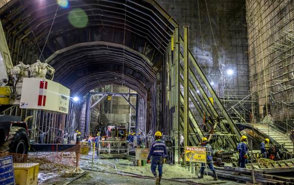 El ingreso de equipos y piezas para el montaje ha sido el principal reto desde diciembre pasado. Su gran tamaño, el desafío para llevarlos hasta las cavernas. FOTOS Juan Antonio Sánchez. 