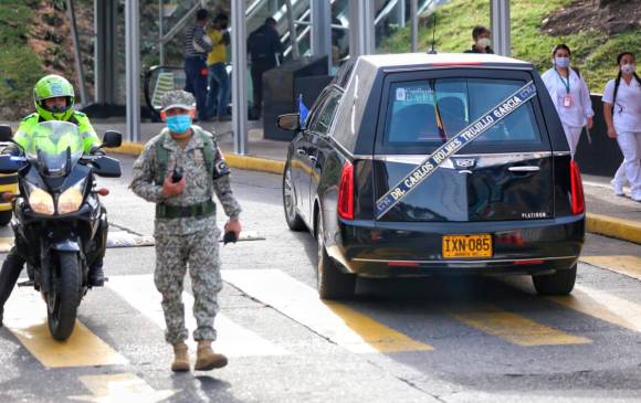Llegada de la carroza fúnebre al Hospital Militar Central tras muerte del ministro de defensa, Carlos Holmes Trujillo. FOTO Colprensa