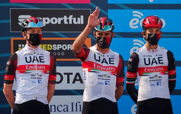 Fernando Gaviria (centro), espera tener desquite en lo que resta de carrera, en la que su compañero Tadej Pogacar (izquierda) es un fuerte rival de los colombianos en la lucha por el título. FOTO efe