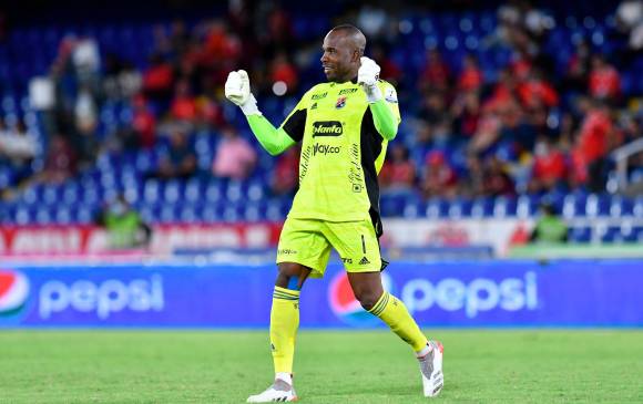 El festejo de una de las figuras de la noche, Andrés Mosquera Marmolejo, que atajó dos penaltis. El Medellín recibirá el miércoles a Millonarios en el Atanasio, desde las 8:15 p.m. FOTO Dimayor