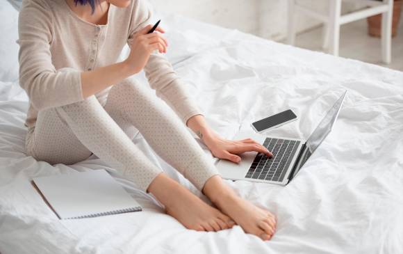 Los expertos recomiendan no trabajar desde la cama, por salud del sueño. FOTO SHUTTERSTOCK