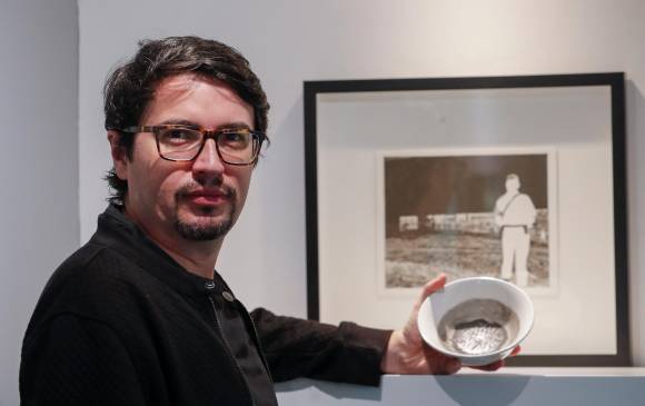 Camilo Castaño es artista plástico. Quiso experimentar con el material, que también cuenta parte de la historia de la obra. Foto: Donaldo Zuluaga.