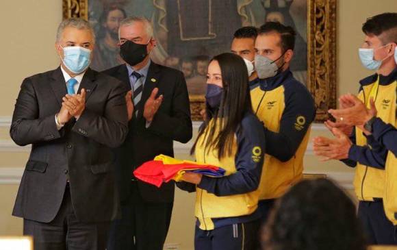 Una delegación de deportistas colombianos liderados por Mariana Pajón recibió el pabellón nacional de manos del presidente Iván Duque. FOTO CORTESÍA PRESIDENCIA