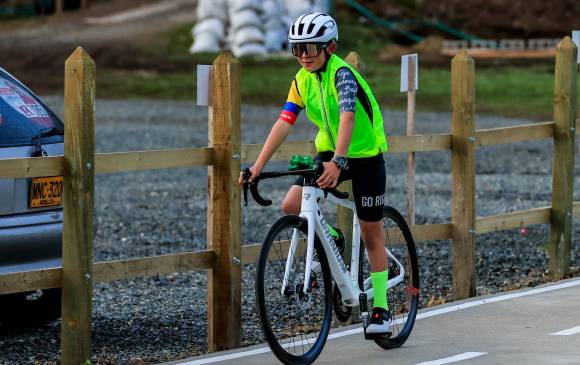 Ángel David Valencia, el niño que impresionó a Urán y a los neerlandeses Tom Dumoulin, Koen Bouwman y Laurens Ten Dam, cuando se los encontró en su entrenamiento por el Oriente antioqueño y los siguió a rueda durante un buen rato. Foto Jaime Pérez