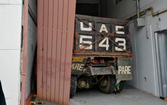 La volqueta utilizada por los delincuentes para arremeter contra la puerta de la fundidora. FOTO: <b>cortesía Denuncias Antioquia y Policía</b>