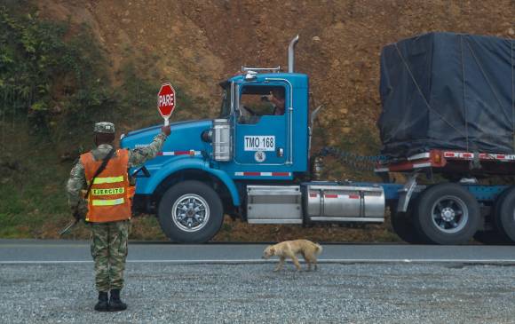 Tras este atentado, la Asociación de Transportadores de Carga ATC emitió una alerta en la que solicita a los transportistas mantener la máxima precaución cuando se movilicen por la vía a la Costa Atlántica entre Yarumal y Tarazá. FOTO: Archivo.