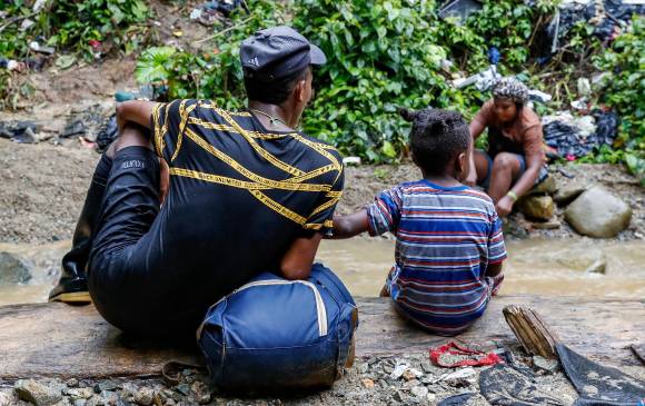 A veces les toca bañarse o beber agua de los ríos, que les causa llagas, vómitos o diarreas. Foto: Manuel Saldarriaga Quintero.