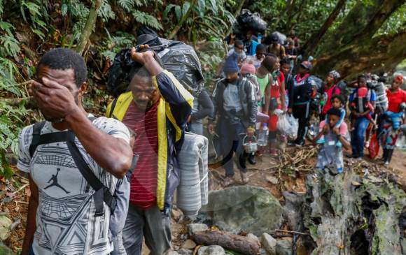 Los primeros kilómetros de la travesía por las selvas del Darién son planos. Los cruces son entre la manigua y el río. Esta humedad deja heridas en los pies de los migrantes que usan telas para cubrirlas. FOTOs manuel saldarriaga, enviado especia al tapón del darién