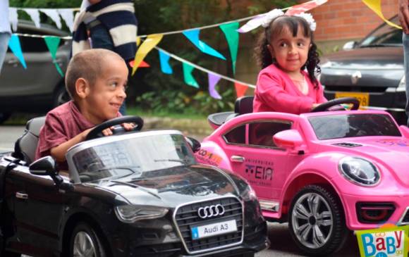 Los niños beneficiarios del programa llegan al evento y salen con carritos adaptados a sus condiciones físicas y cognitivas, pues son reformados en su presencia y a su medida. FOTO cortesía