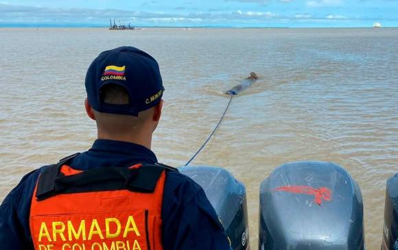 Los uniformados le lanzaron al jaguar un tronco atado a una lancha, y así lo remolcaron hasta la playa. FOTO: CORTESÍA DE LA ARMADA. Los uniformados le lanzaron al jaguar un tronco atado a una lancha, y así lo remolcaron hasta la playa. FOTO: CORTESÍA DE LA ARMADA.