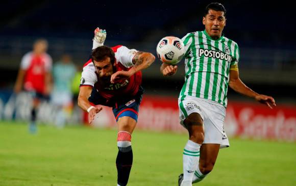 El atacante Jéfferson Duque encabezó la delegación que este lunes partió a Chile. En Santiago se espera que Nacional recupere su memoria futbolística y logre avanzar en Copa. FOTO conmebol