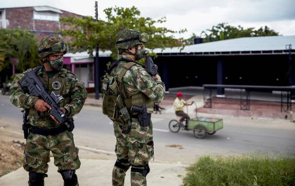Dos batallones del Ejército llegaron a Arauca por orden del presidente Iván Duque para patrullar el departamento. En el detalle, uno de los muertos hallados en las vías. FOTO julio césar herrera.