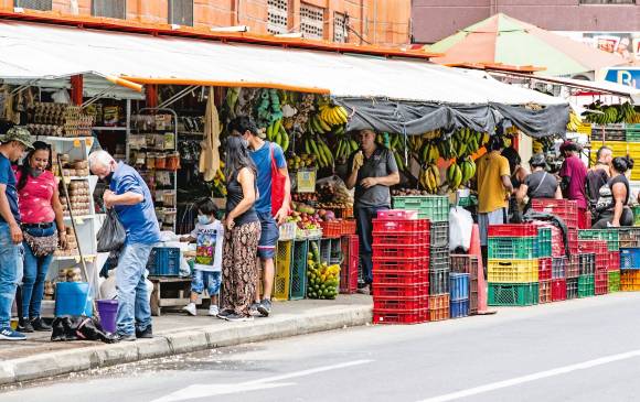 Los comerciantes se quejan de que los nuevos módulos son estrechos y calientes. Foto: Jaime Pérez. 