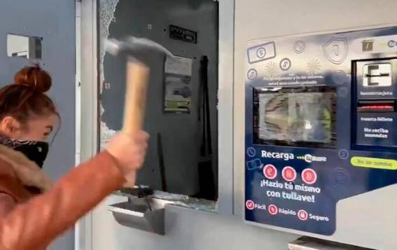 Epa Colombia destruyó una estación de Transmilenio en noviembre de 2019.