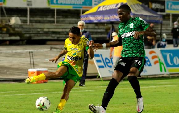 El partido en Neiva fue suspendido al minuto 79 por invasión de hinchas al terreno de juego. Luego de una espera de 10 minutos, el árbitro Carlos Betancur dijo que no había garantías. FOTO dimayor 
